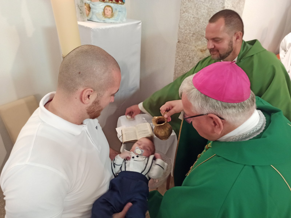 Biskup Rogić krstio šesto dijete obitelji Bačić
