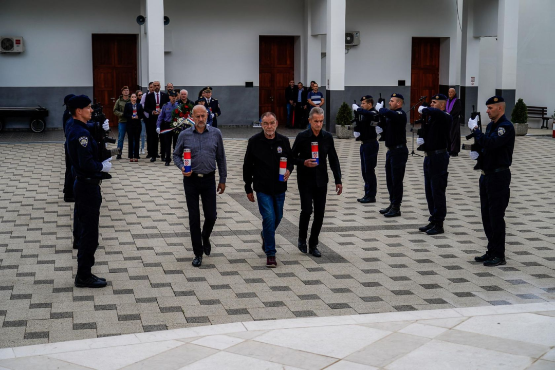 Predstavnici Grada i Županije položili vijence i zapalili svijeće na Kvanju