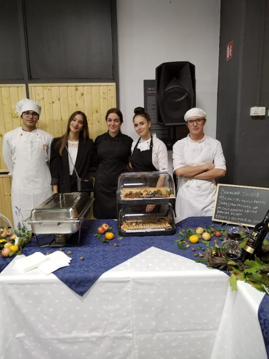 Povodom Martinja mlade učenice kuharice u Vinoplodu poslužile jelovnik od četiri slijeda