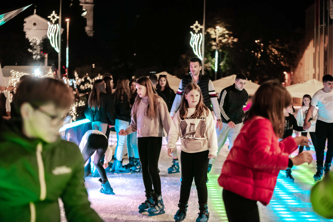 Šibenčani proklizali: Otvorena atraktivna ledena površina na Poljani 
