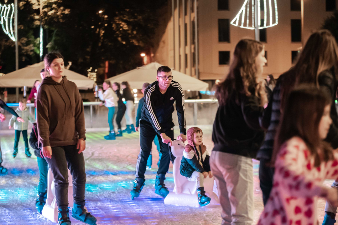 Šibenčani proklizali: Otvorena atraktivna ledena površina na Poljani 