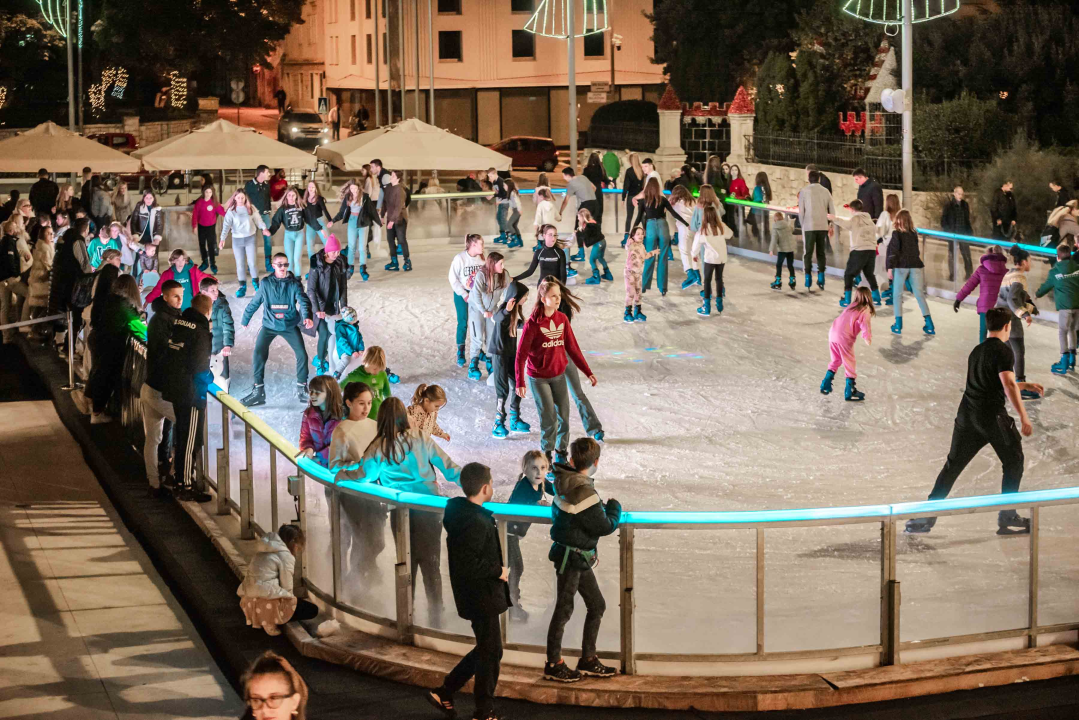 Šibenčani proklizali: Otvorena atraktivna ledena površina na Poljani 