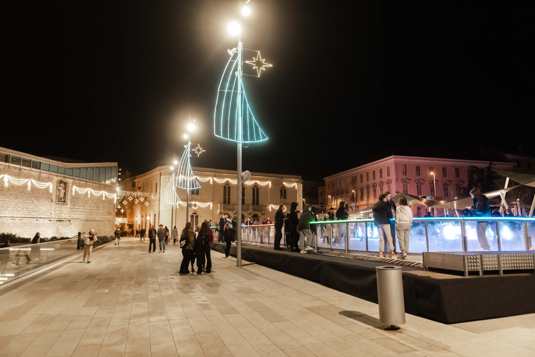 Šibenčani proklizali: Otvorena atraktivna ledena površina na Poljani 