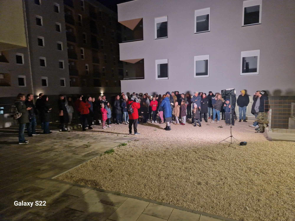 Miran prosvjed još uvijek budućih stanara POS-ovih stanova na Biocima: Plaćaju kredite, ali ključ nikako da dobiju. Zato plaćaju i podstanarstvo