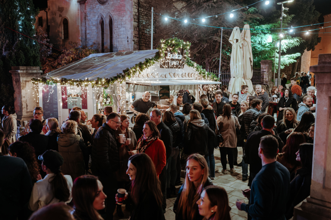 Matija Cvek u prepunom đardinu otvorio Adventuru, već sutra dva nova koncerta