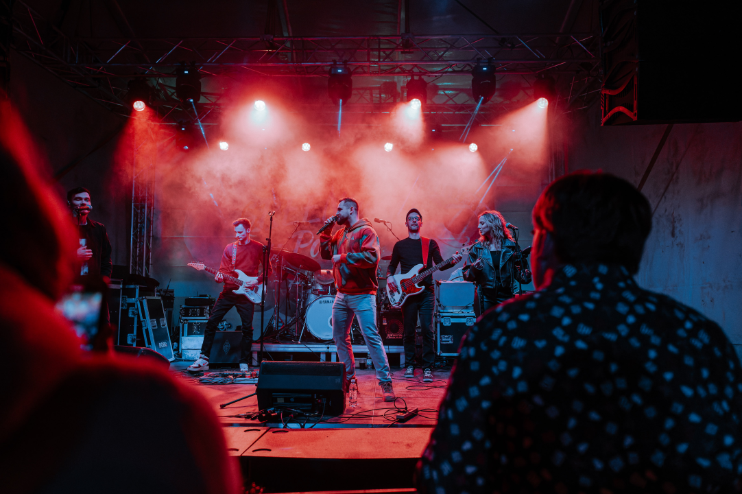 Matija Cvek u prepunom đardinu otvorio Adventuru, već sutra dva nova koncerta