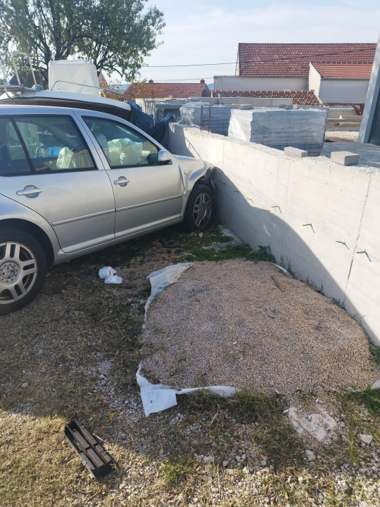 Vozačica u Ražinama udarila u vozilo ispred, sletjela s ceste, probila ogradu i završila u zidu kuće