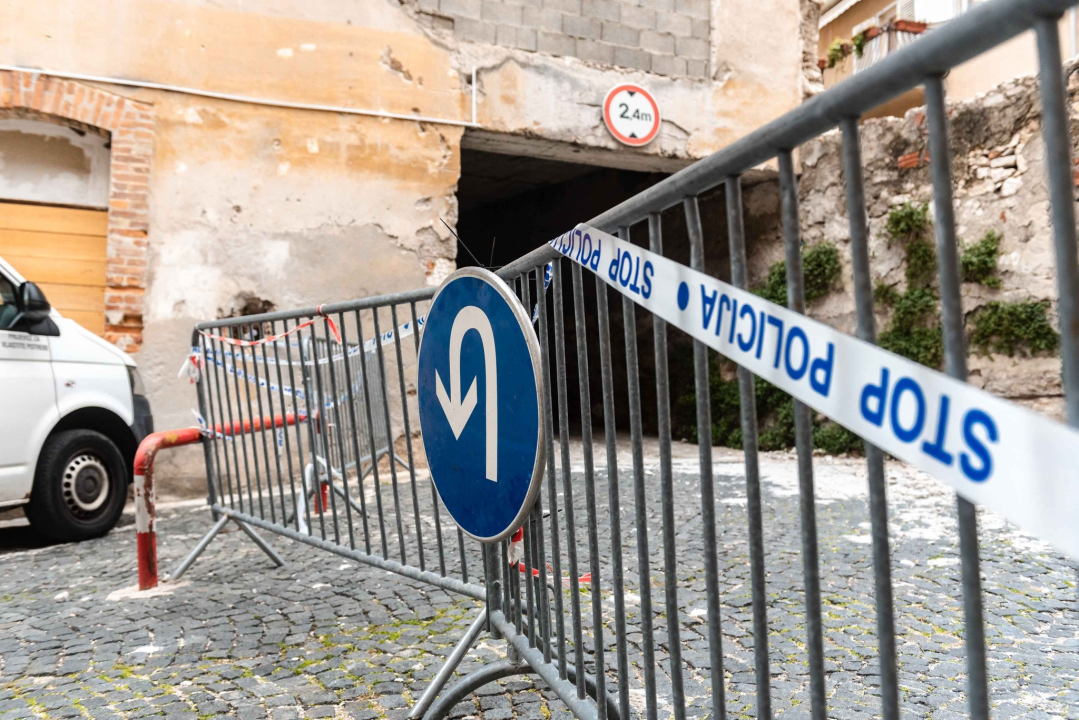Jugo srušilo beton s fasade na parkingu u Šarinoj pekari: Ne može se autom vani preko gornjeg izlaza 