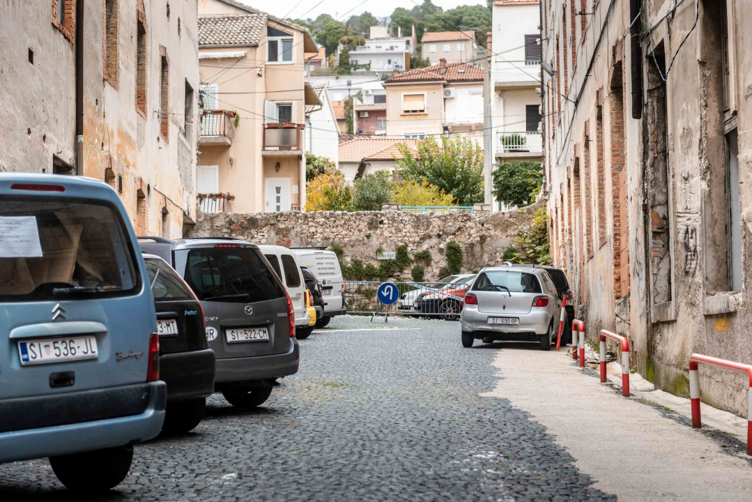 Jugo srušilo beton s fasade na parkingu u Šarinoj pekari: Ne može se autom vani preko gornjeg izlaza 
