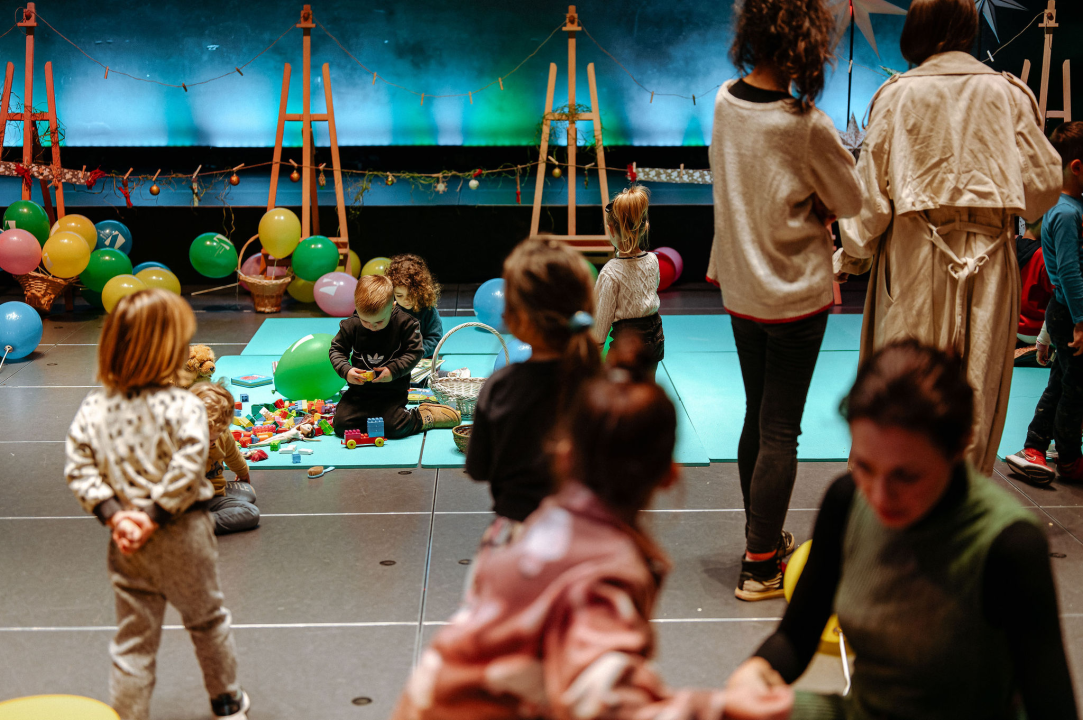 Arsenturica pun pogodak: Djeca uživala u radionicama i predstavi, a posjetio ih je i Djed Božićnjak