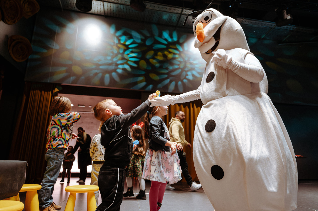 Arsenturica pun pogodak: Djeca uživala u radionicama i predstavi, a posjetio ih je i Djed Božićnjak