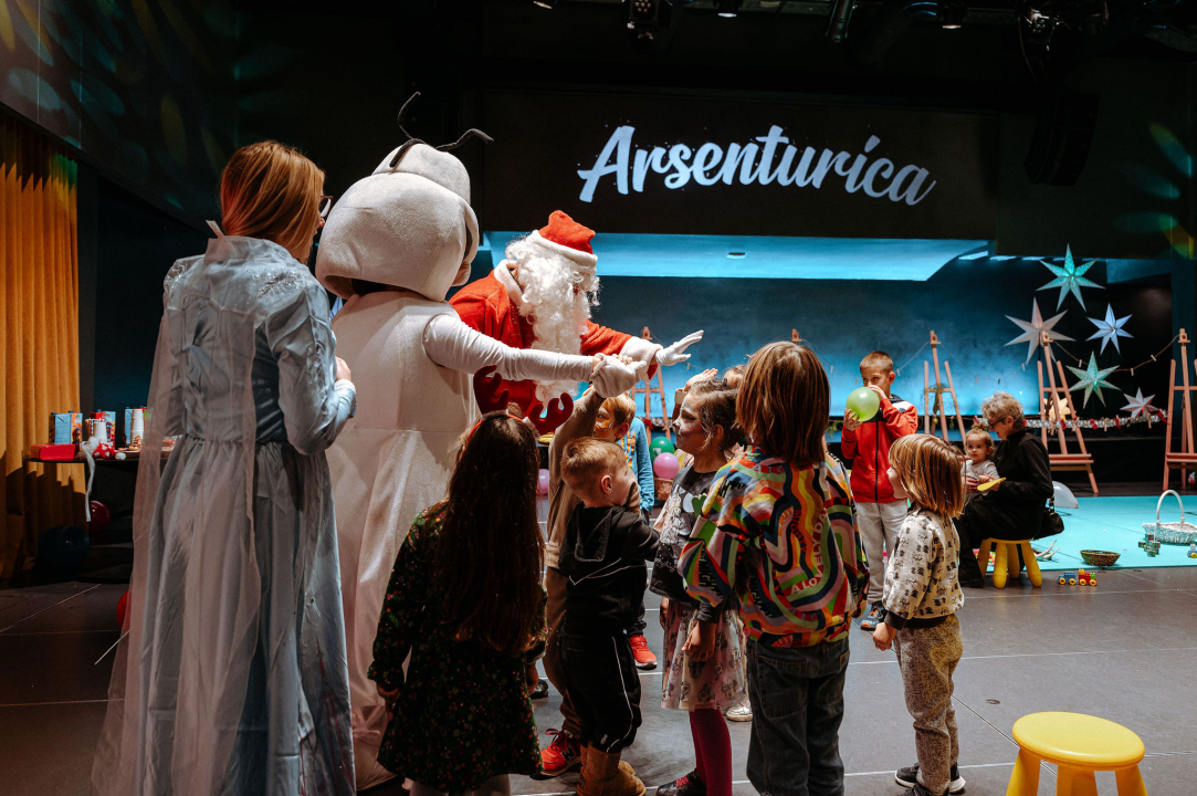 Arsenturica pun pogodak: Djeca uživala u radionicama i predstavi, a posjetio ih je i Djed Božićnjak
