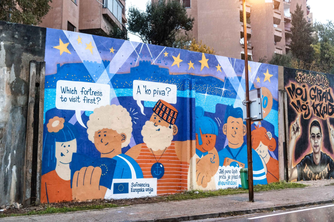 Šibenik ima novi mural, a na njemu piše da je 'još puno lipih priča pred nama'