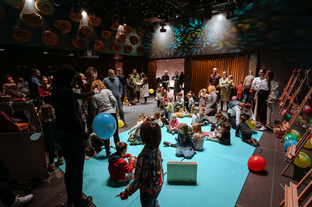 Arsenturica pun pogodak: Djeca uživala u radionicama i predstavi, a posjetio ih je i Djed Božićnjak