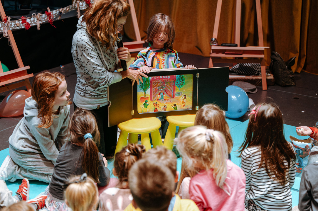 Arsenturica pun pogodak: Djeca uživala u radionicama i predstavi, a posjetio ih je i Djed Božićnjak