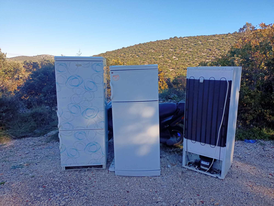 Tri pokvarena frižidera ponosno stoje u šumi između mosta i TEF-a: 'Nadamo se da će građani više prestati s tim'