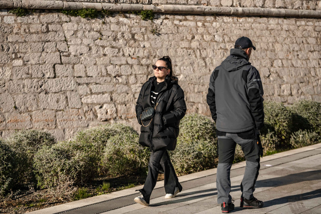 Kako biti trendi i po niskim temperaturama u Šibeniku znaju ove dame!