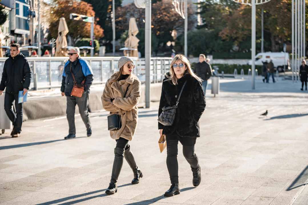 Kako biti trendi i po niskim temperaturama u Šibeniku znaju ove dame!