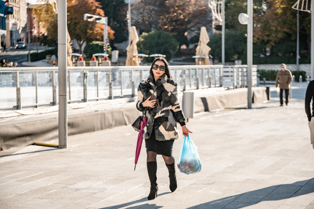 Kako biti trendi i po niskim temperaturama u Šibeniku znaju ove dame!