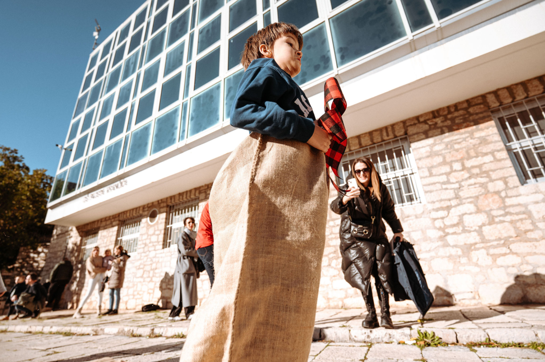 Na Outdoor Adventurici sport, zabavne igre i zanimljivi zadaci