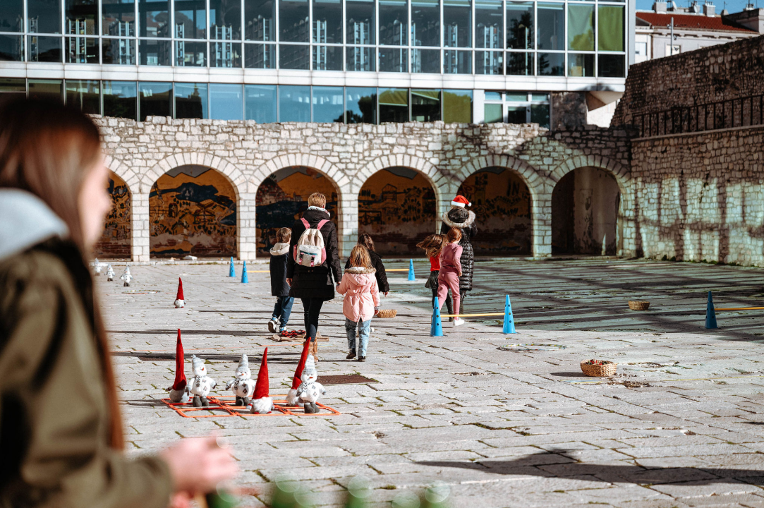 Na Outdoor Adventurici sport, zabavne igre i zanimljivi zadaci