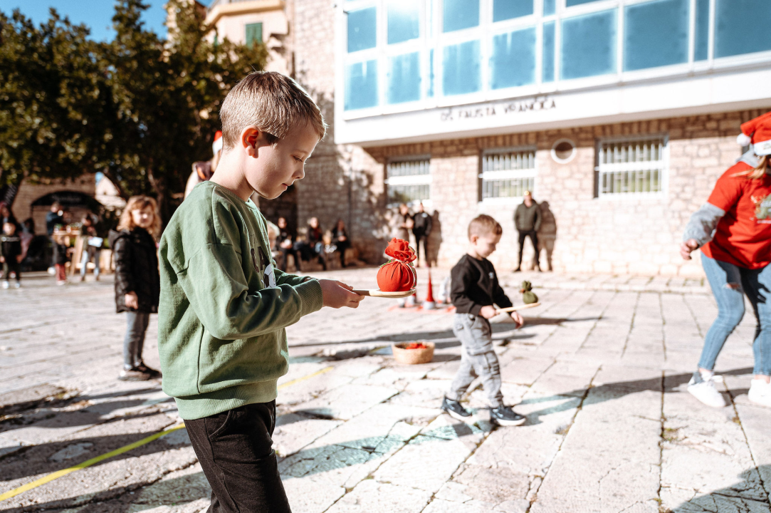 Na Outdoor Adventurici sport, zabavne igre i zanimljivi zadaci