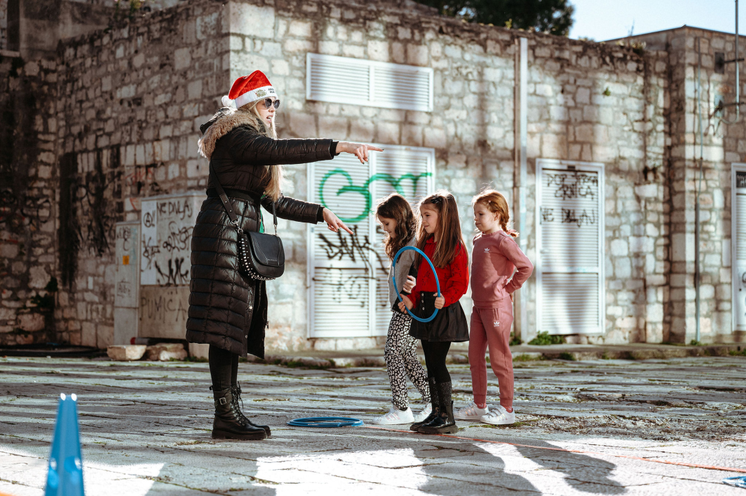 Na Outdoor Adventurici sport, zabavne igre i zanimljivi zadaci