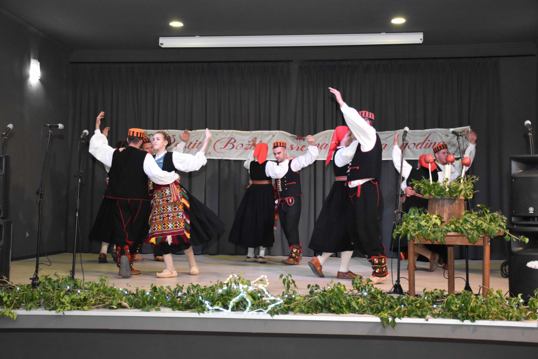 U Unešiću održan božićno-novogodišnji program 'Geni, geni kameni'