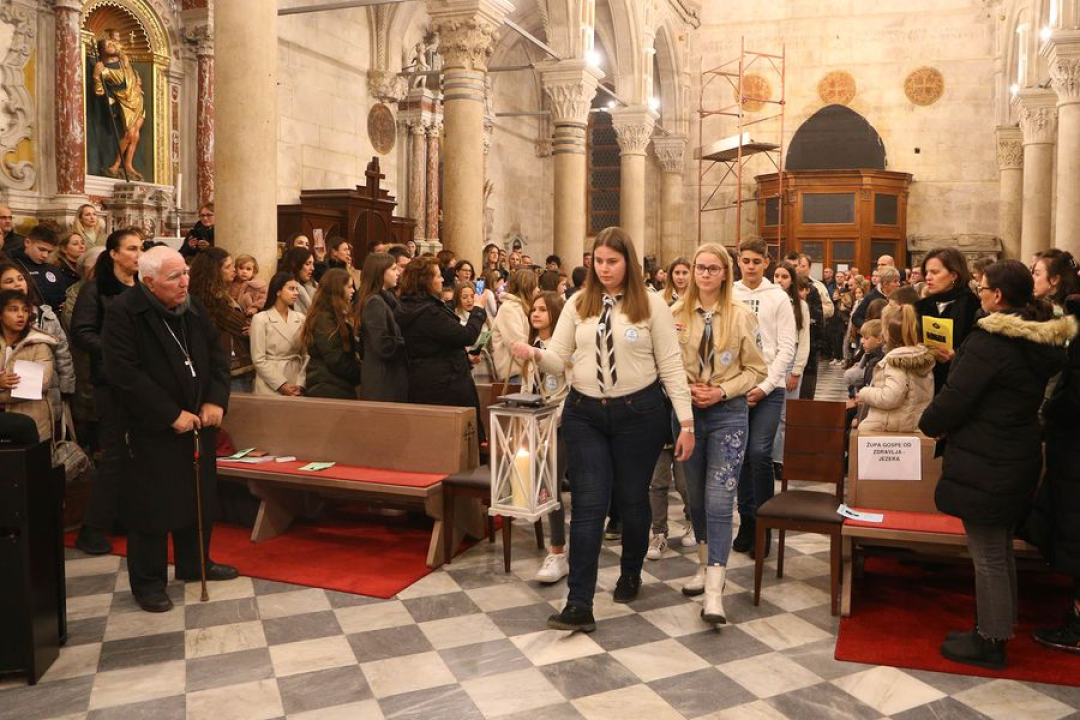 Katolički skauti u Šibenik donijeli Betlehemsko svjetlo