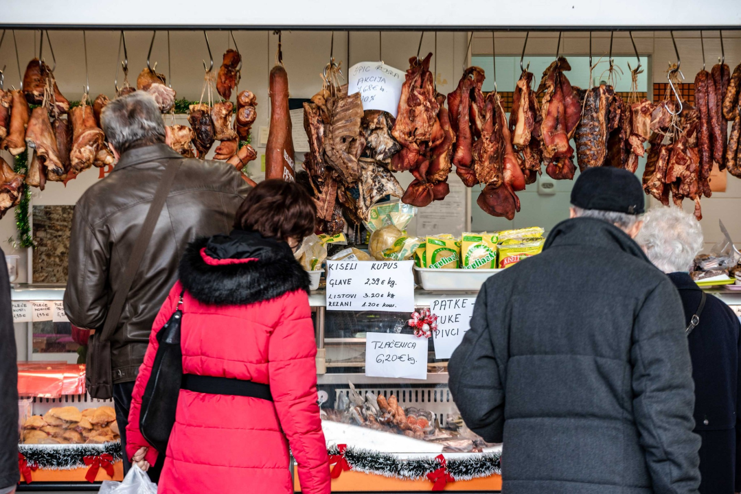 Za blagdane svi žele tuke, pivce i patke: Sve ćete naći na pijaci u Petrović Delikatesama