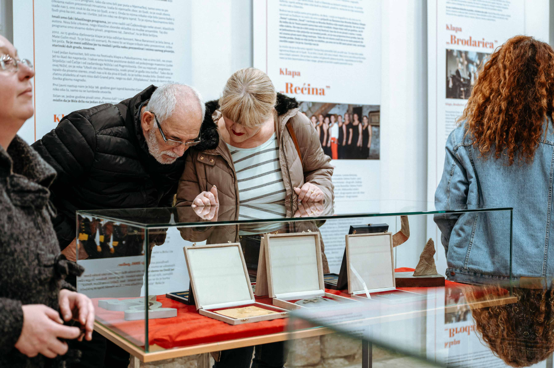  U Muzeju otvorena fenomenalna izložba ‘Važna je emocija, a ne note! Kazivanja o šibenskim klapama’