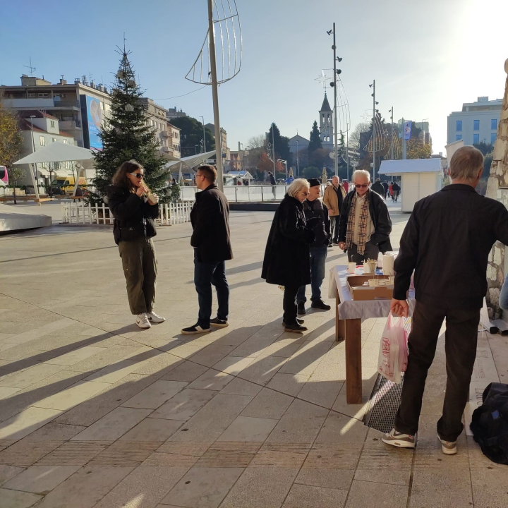 Domovinski pokret na Poljani građanima podijelio 100 porcija fritula