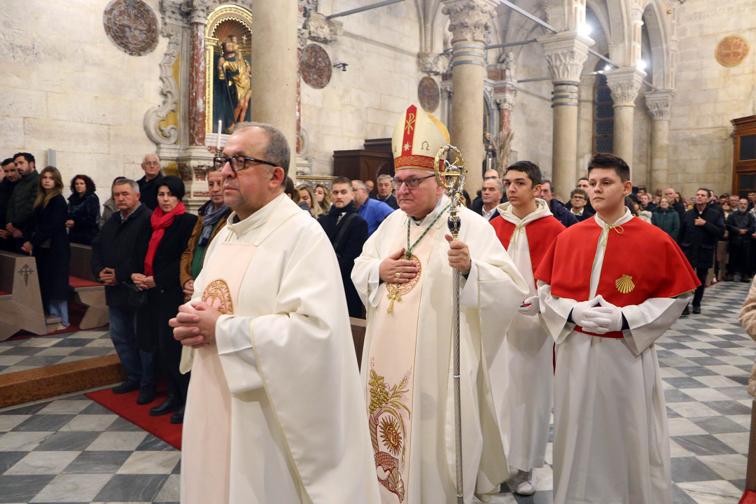 Biskup Rogić predvodio polnoćku u katedrali: 'Treba se odazvati glasu savjesti'