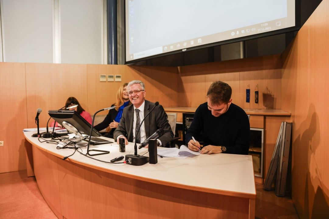 Šibenskim studentima dodijeljeni ugovori o stipendiranju: 'Želimo vam da se nakon studija većina vas vrati u Šibenik'