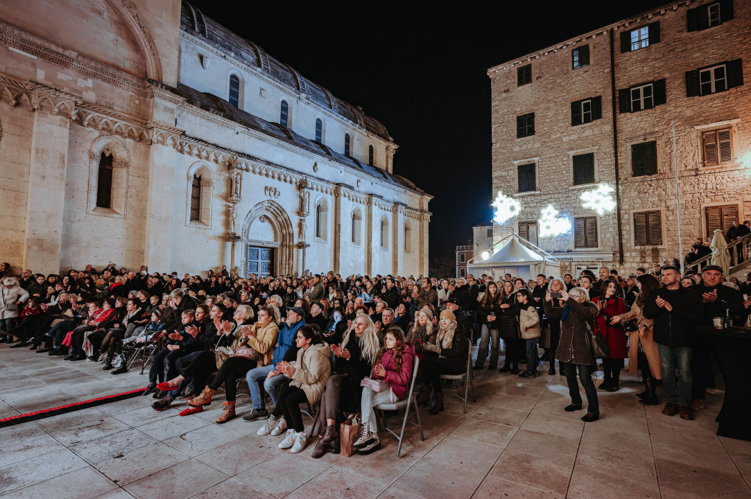 Koncert kod katedrale: Glazba svirala, Kolo pjevalo, Šibenčani uživali