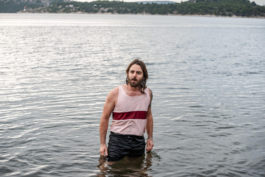 Šibenčani u retro kostimima zaplivali na Banju i obilježili 180 godina turizma u gradu