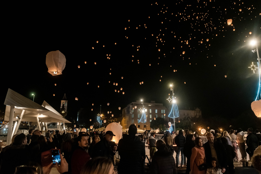 Lampioni  dobrih želja obasjali nebo iznad Šibenika