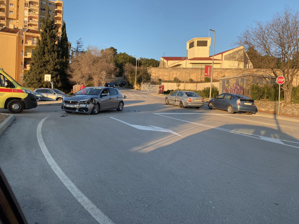 U prometnoj na Vidicima sudar dvaju osobnih vozila: Nitko nije ozlijeđen