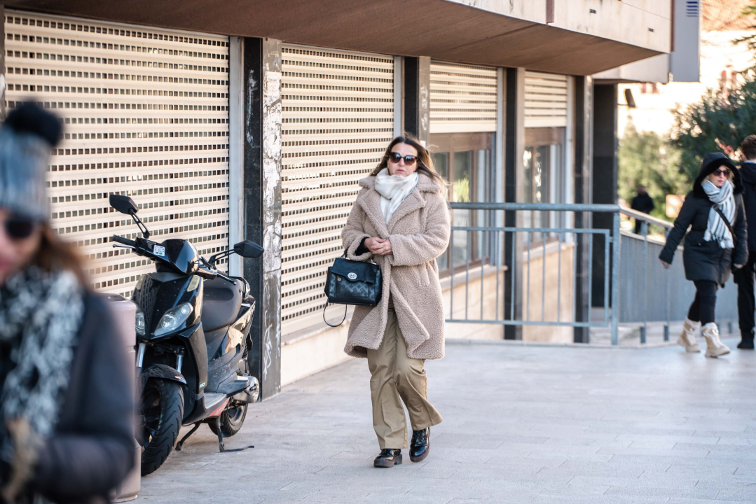 Tople jakne, krzna i kaputi: Evo što se nosi za vrijeme bure u Šibeniku!