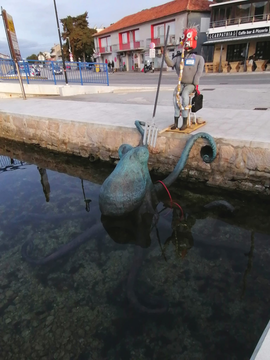 Rak dobio pojačanje: Na hobotnicu koja je napravila invaziju na Tisno obrušile se i maškare