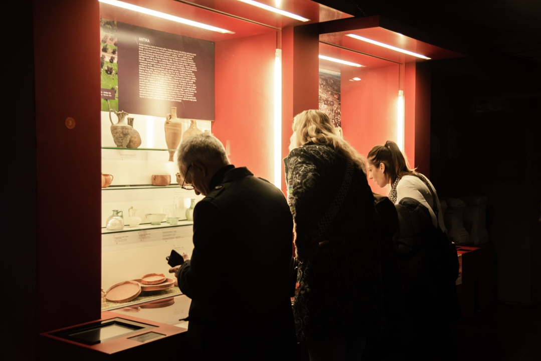 Trčanje, potrage, klape, rock and roll: Noć muzeja u Šibeniku za novu publiku prolazi uz dobar odaziv 