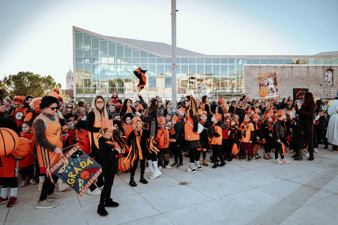 Maškarana povorka prošla kroz grad (2. dio): Najbolja maska Lego, najprovokativnija Oko sokolovo   