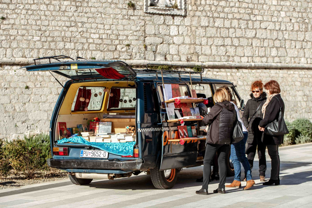 Posjetite Bookmobile ispred šibenske knjižnice: Prepun je ljubavnih romana i prigodnih priča