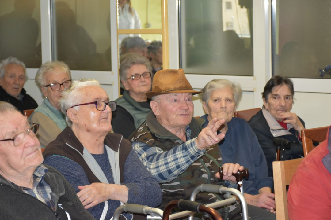 Župan Marko Jelić podijelio uskršnje pogače u Cvjetnom domu