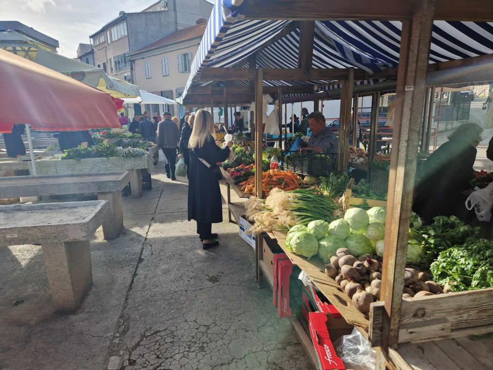 Jugo učinilo svoje: Ne baš bogata ponuda ribe na šibenskoj peškariji na Veliki petak 