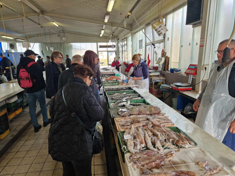 Jugo učinilo svoje: Ne baš bogata ponuda ribe na šibenskoj peškariji na Veliki petak 