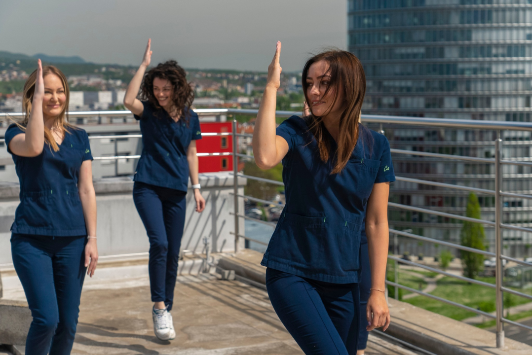 Medicinske sestre, poštari, policajci, vatrogasci i balerine zaplesali u ritmu Rim Tim Tagi Dima