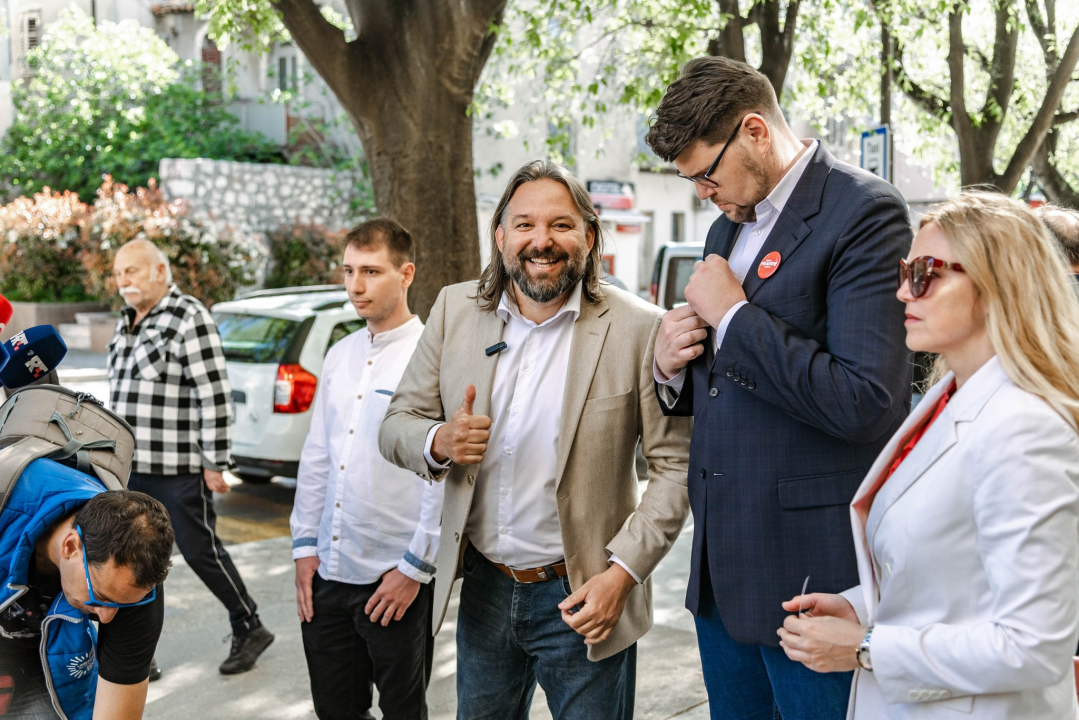 Grbin i Restović na šibenskoj pijaci: 'Iduće srijede građani imaju priliku reći ne korupciji jednim potezom olovke'