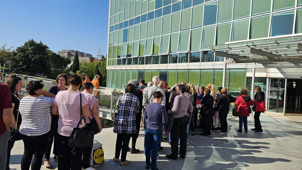 Gužva na Poljani: Šibenčani cvijeće najviše vole kad je besplatno