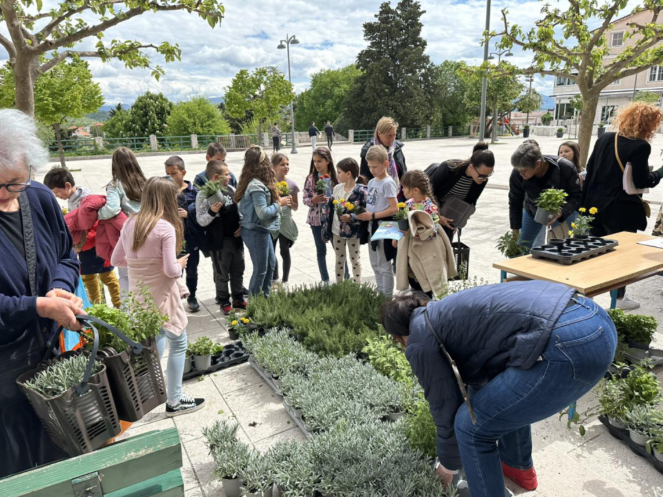 U Drnišu organizirana podjela kompostera i sadnica ljekovitog bilja